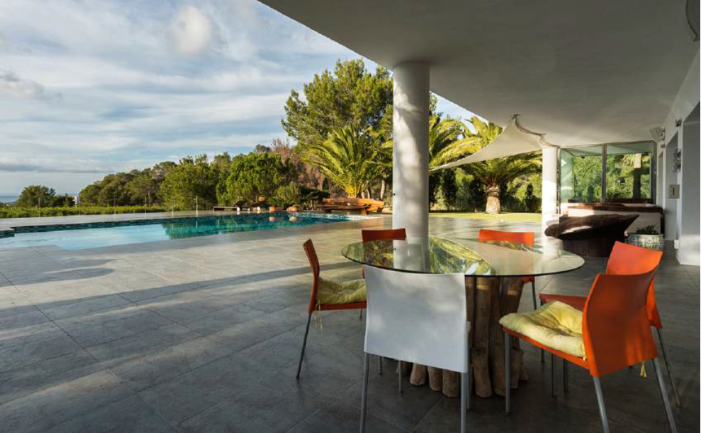 Moderne villa aan de westkust van Cala Tarida