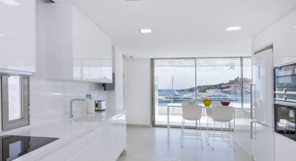 Luxe appartement te koop in Marina Botafoch Ibiza