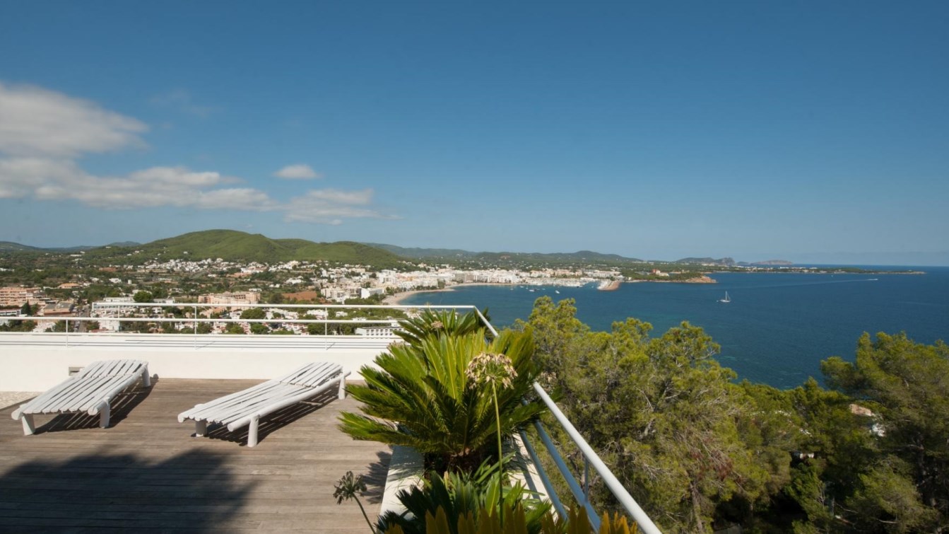 Luxe villa met prachtig uitzicht op zee en de baai van Santa Eulalia