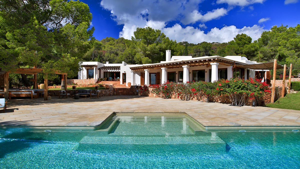 Luxe villa in Es Cubells met uitzonderlijk uitzicht