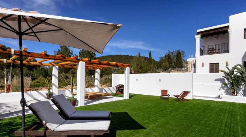 Charmante Finca met terrassen op een zuid westen vlakbij Ibiza