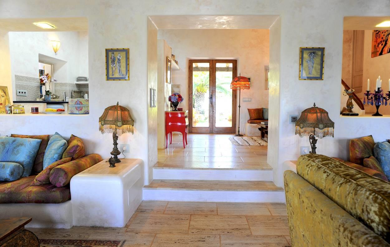 Grote woning in Ibiza met uitzicht op zee in Atzaro Morna Valley te koop