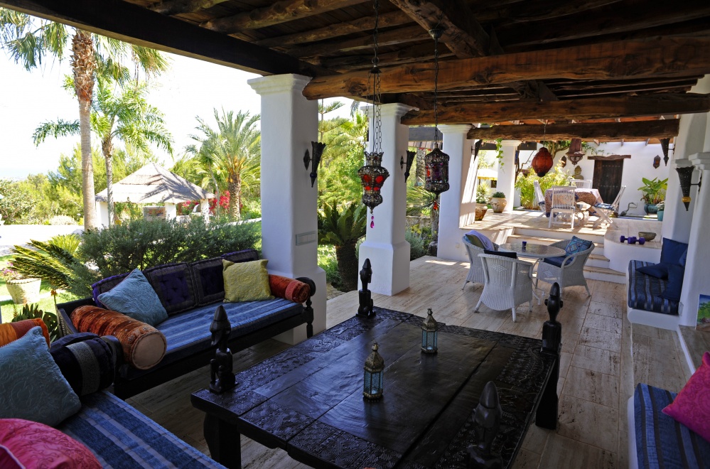 Grote woning in Ibiza met uitzicht op zee in Atzaro Morna Valley te koop