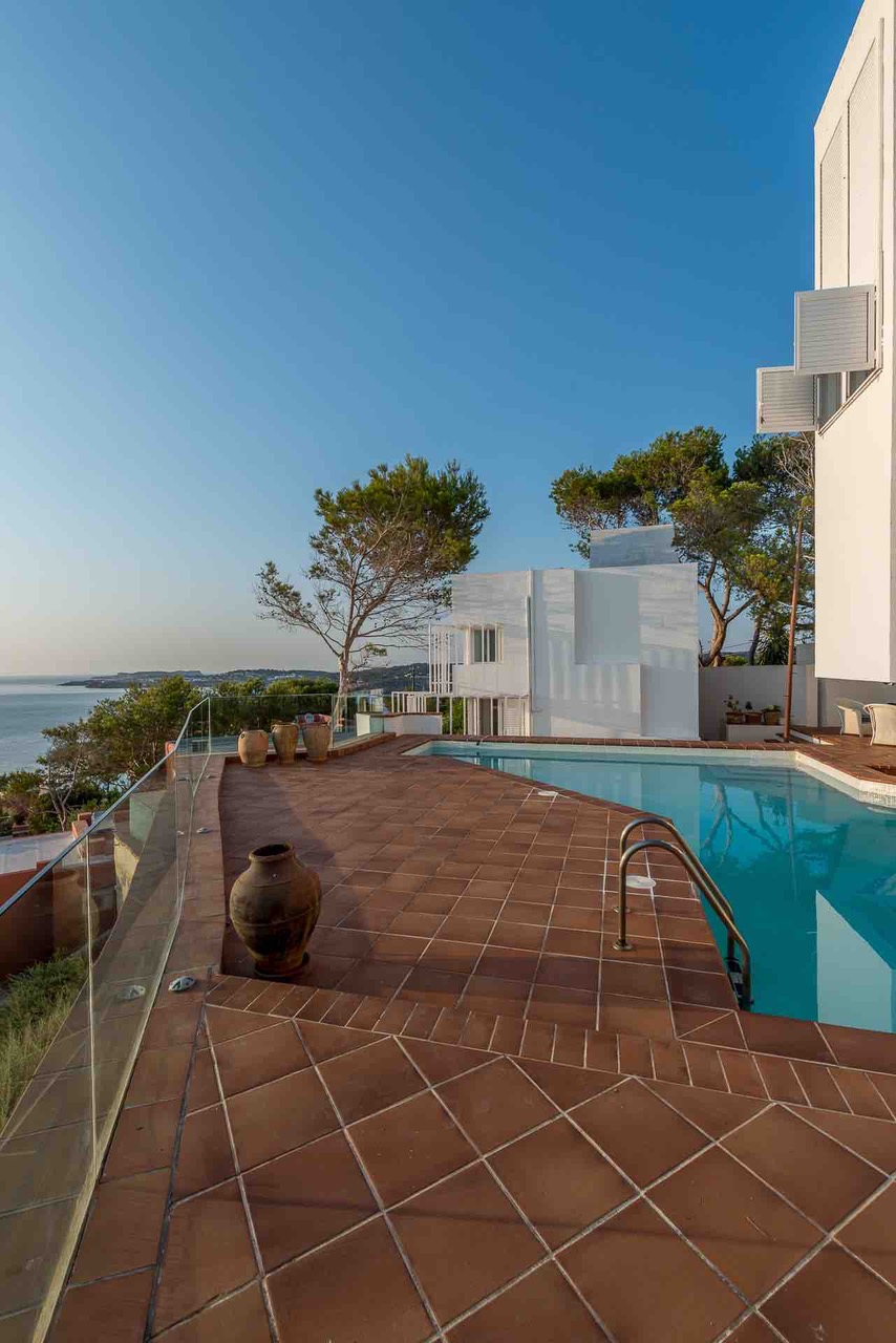 Designer villa in eerste lijn in Cala Moli en bestaande renovatieproject