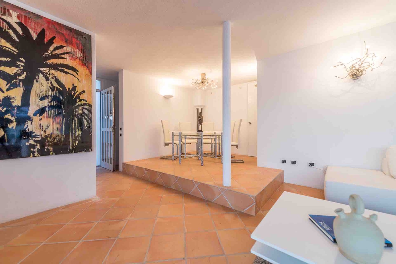 Designer villa in eerste lijn in Cala Moli en bestaande renovatieproject