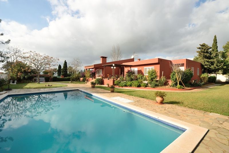 Ruime villa te koop dichtbij de stad Ibiza