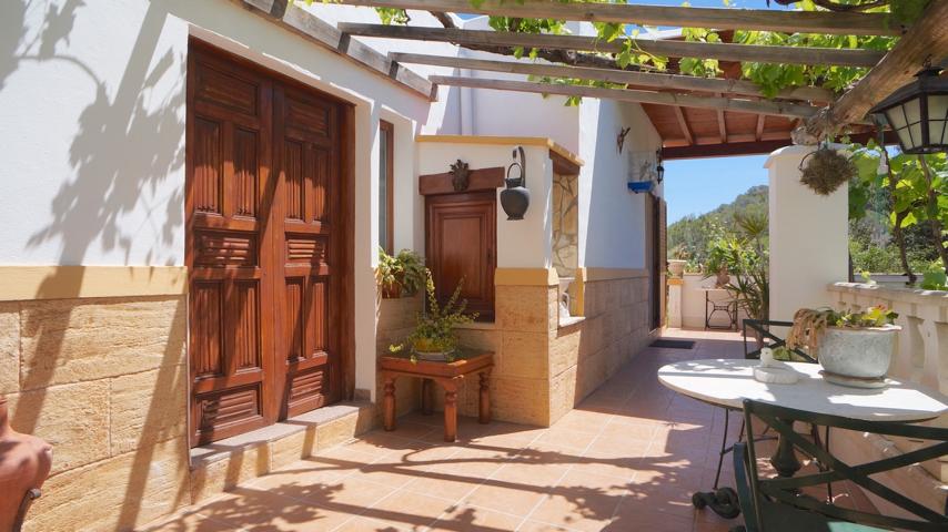 Charmante kleine Ibiza-stijl landhuis te koop tussen Es Cubells en Cala Jondal