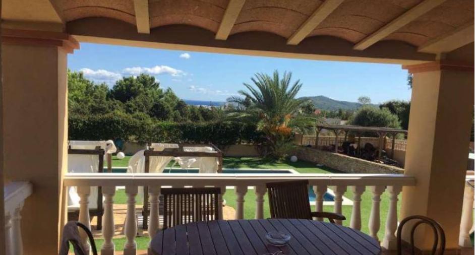 Huis met uitzicht op zee en toeristische vergunning op slechts een paar minuten naar Ibiza