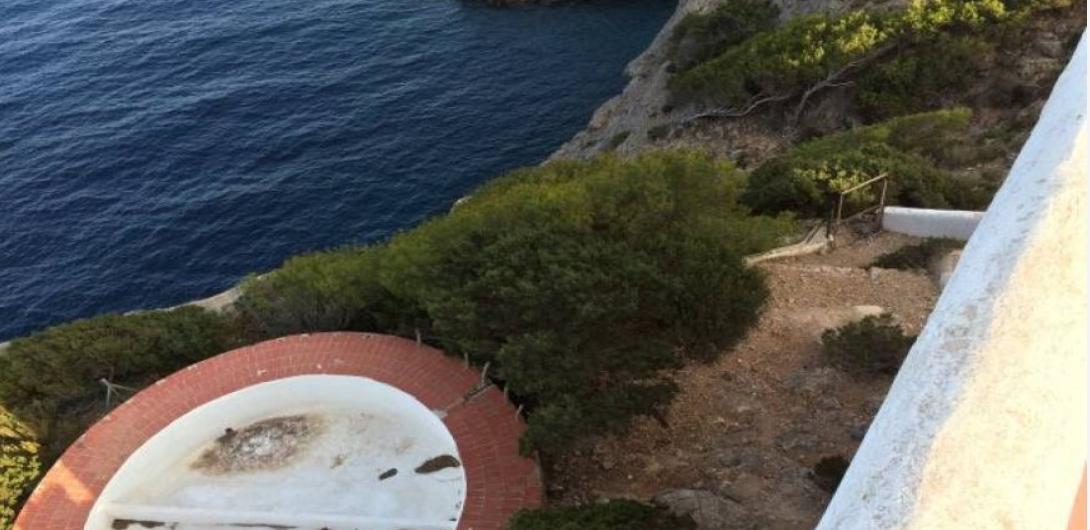 Huis te koop eerste lijn van de zee in het noorden van Ibiza