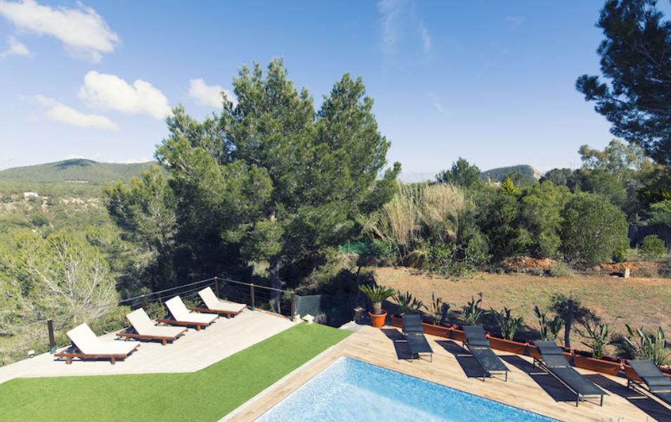 Villa in het zuiden van Ibiza dichtbij Cala Jondal te koop