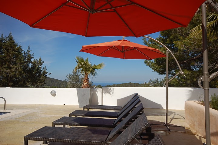 Moderne design villa is perfect gelegen met mooi uitzicht op zee