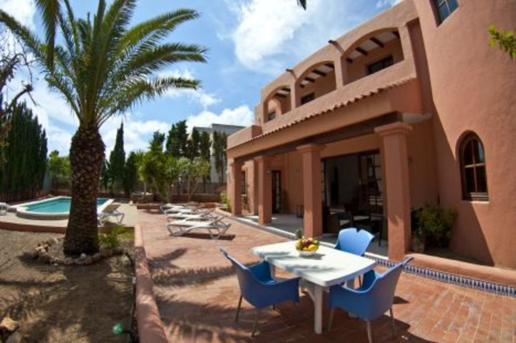 Grote villa in de buurt van Playa D'en Bossa met toeristische vergunning