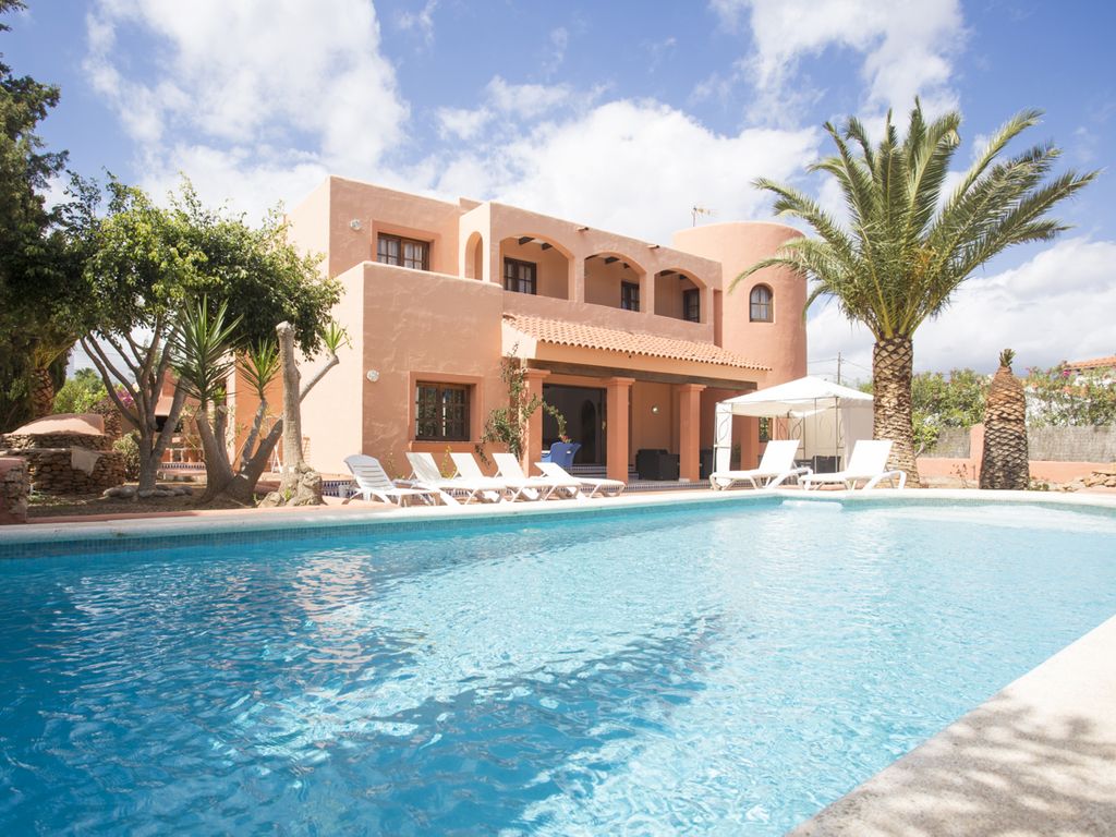 Grote villa in de buurt van Playa D'en Bossa met toeristische vergunning