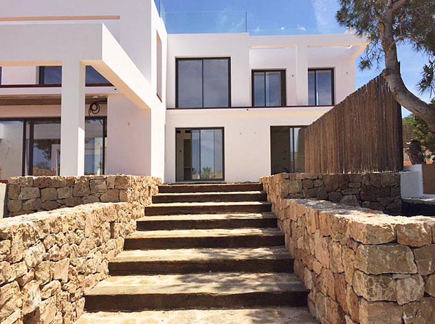 Hedendaagse nieuwe villa gelegen in Calo d'en Real aan de westkust van Ibiza