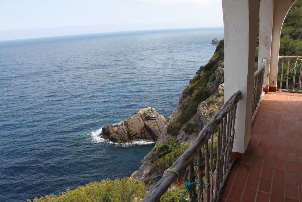 Frontlinie villa te koop in Santa Eulària met toegang tot de zee