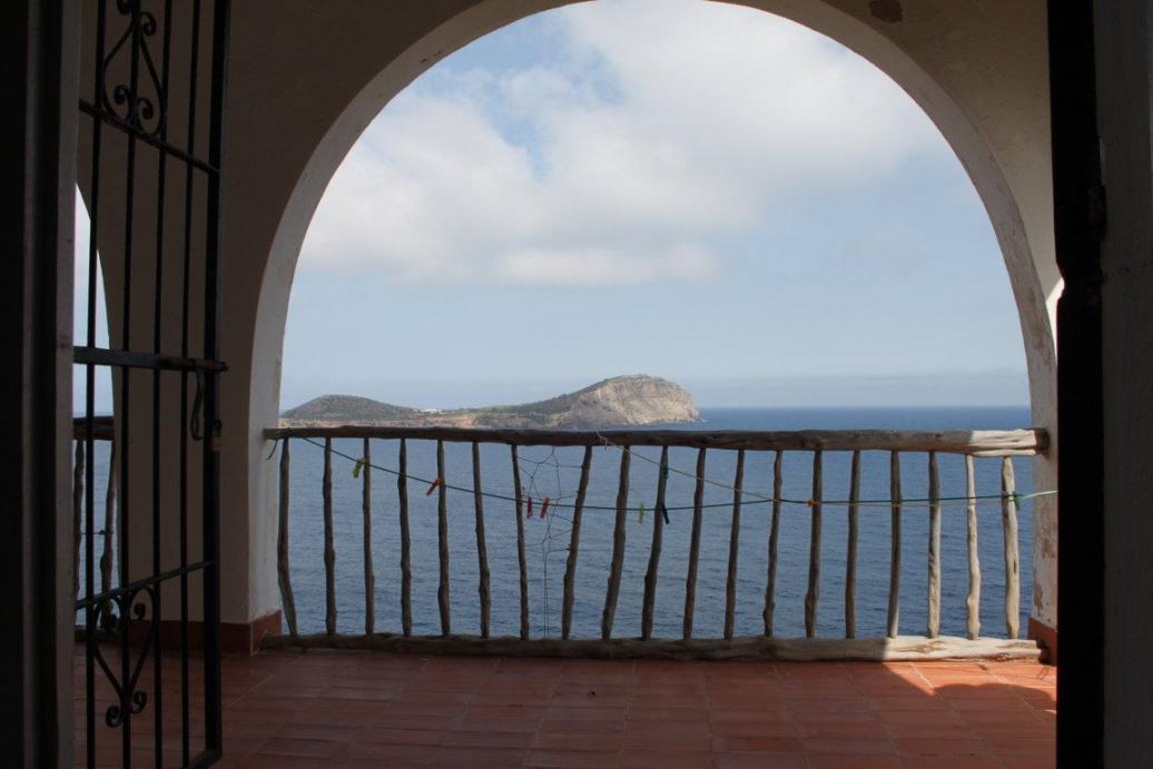 Frontlinie villa te koop in Santa Eulària met toegang tot de zee
