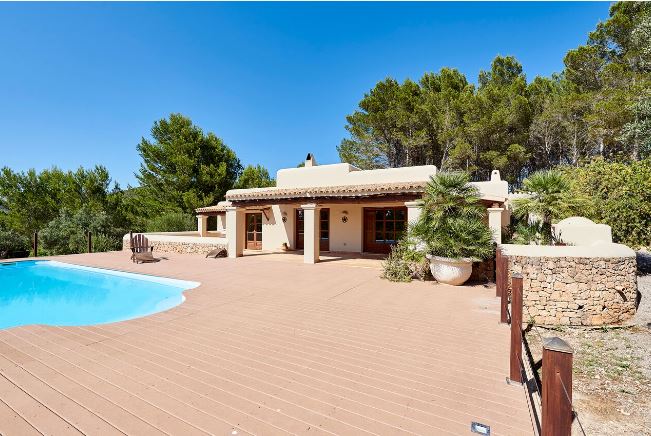 Villa tussen Ibiza en Santa Eulalia met een prachtig uitzicht op het platteland