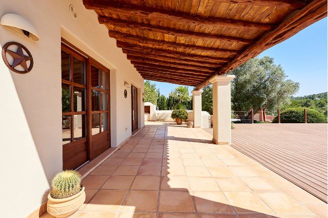 Villa tussen Ibiza en Santa Eulalia met een prachtig uitzicht op het platteland