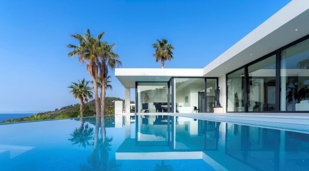 Een prachtige villa ..... uniek op Ibiza ... Cala Carbo