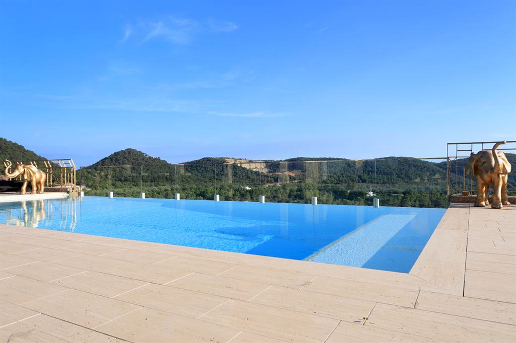 Luxueuze villa ligt op een van de hoogste punten in Can Furnet