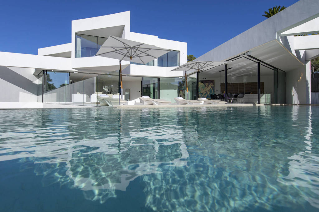 Minimalistische villa met prachtig uitzicht op zee in het populaire gedeelte van Es Cubells