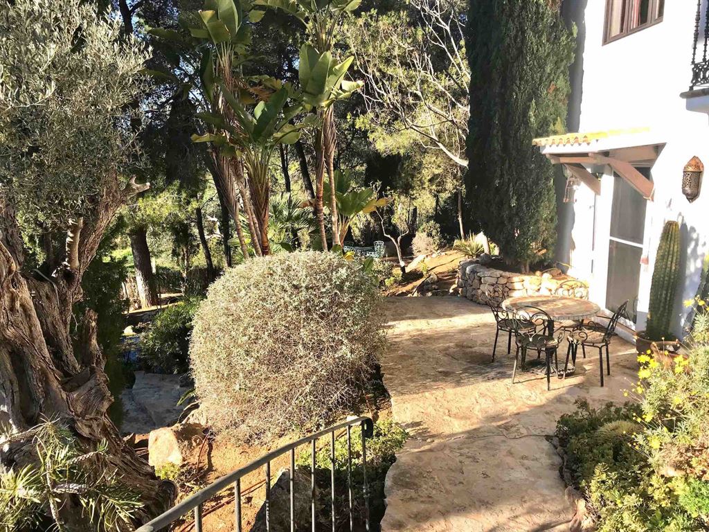 Mooie finca in Santa Eulalia met volwassen mediterrane tuinen