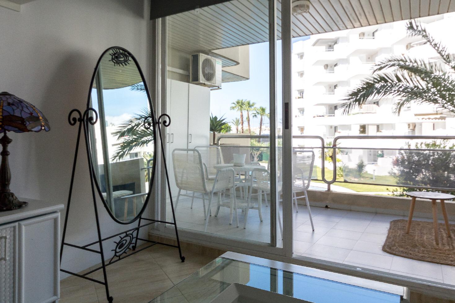 Mooi appartement te koop in Marina Botafoch op Ibiza met groot zwembad en mooi uitzicht