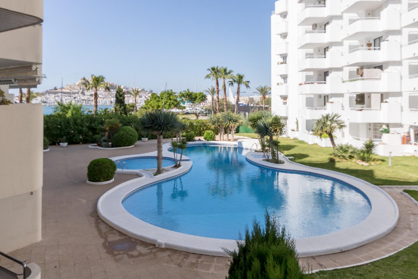 Mooi appartement te koop in Marina Botafoch op Ibiza met groot zwembad en mooi uitzicht