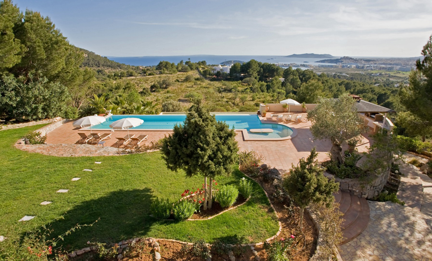 Fantastisch gelegen villa op de top van de stad Ibiza