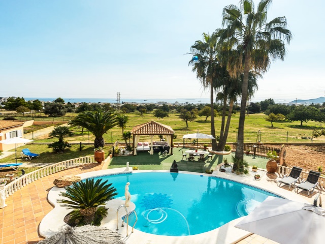 Ruime villa met 5 slaapkamers te koop in de buurt van Ibiza met mooie uitzichten