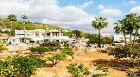 Ruime villa met 5 slaapkamers te koop in de buurt van Ibiza met mooie uitzichten