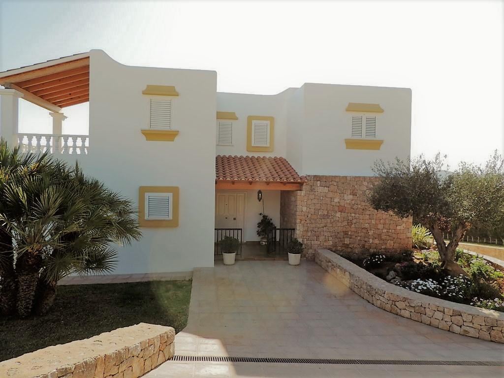 Mooie huis te koop Ibiza met licentie voor een moderne villa in Can Rimbau
