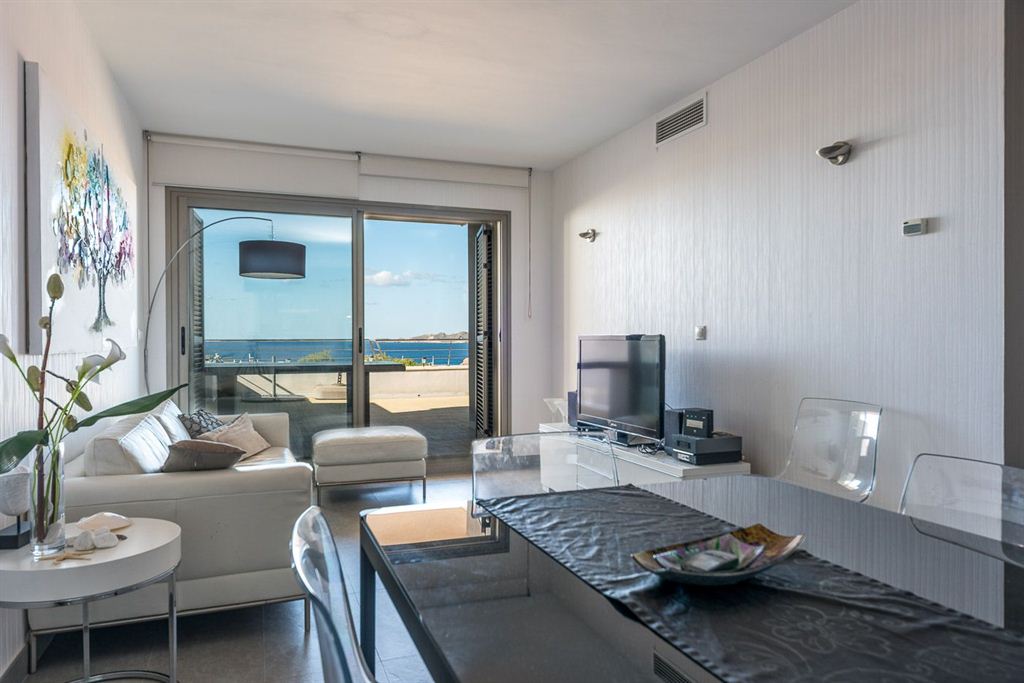 Penthouse met fantastisch zeezicht en op loopafstand in Cala Tarida