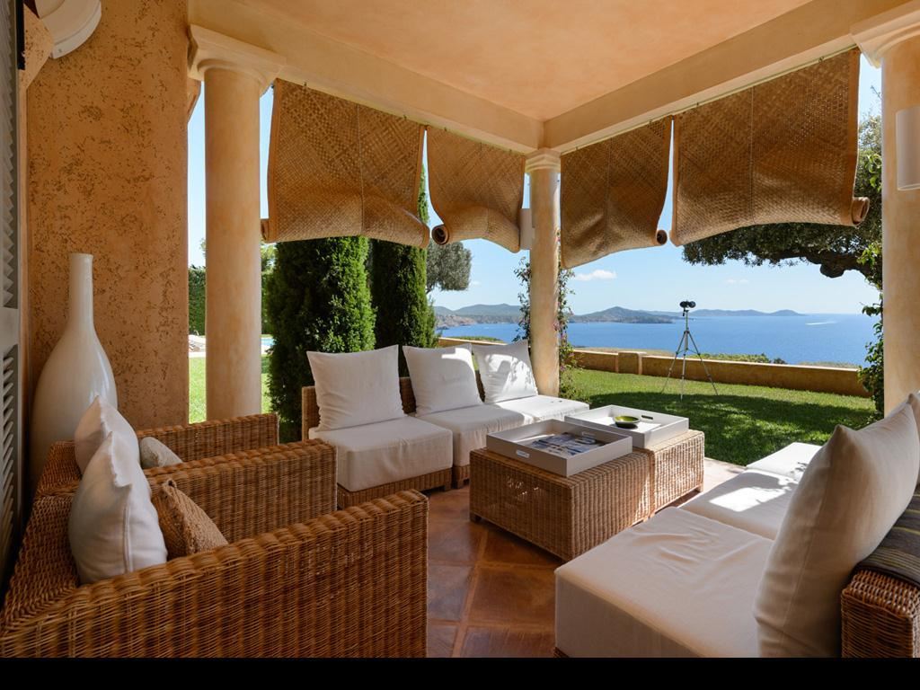Hillside villa met spectaculair uitzicht op zee in Es Cubells