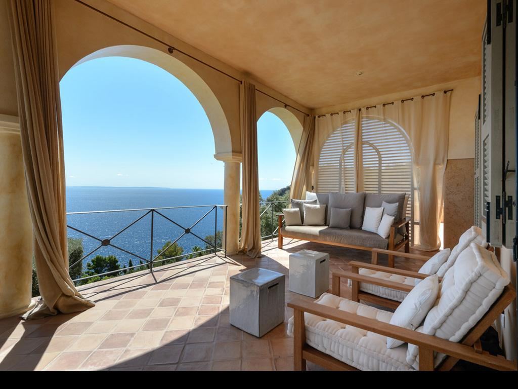 Hillside villa met spectaculair uitzicht op zee in Es Cubells
