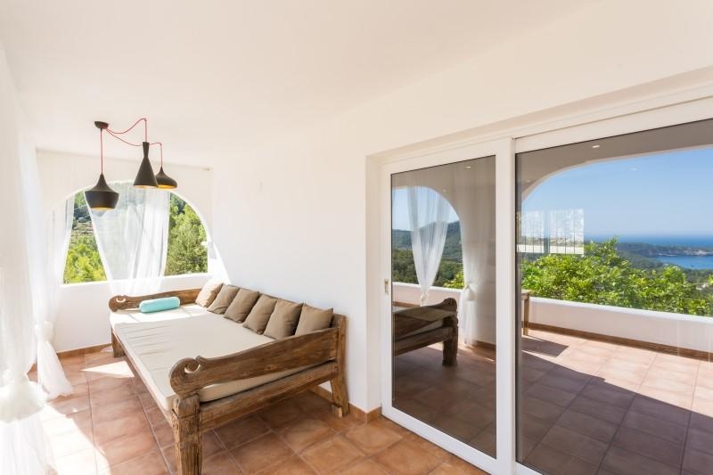 Mooie gerenoveerde villa met prachtig uitzicht op zee in de buurt van Portinatx