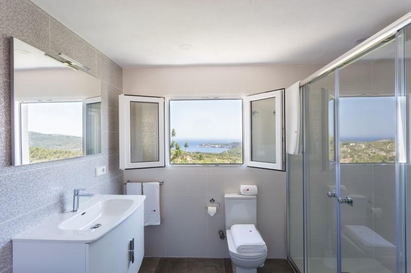 Mooie gerenoveerde villa met prachtig uitzicht op zee in de buurt van Portinatx