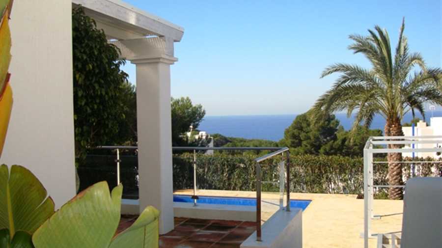 Huis met uitzicht op de zee en de zonsondergang in Cala Vadella op Ibiza