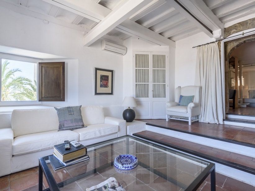 Groot gerenoveerd appartement met uitzicht op Ibiza, de haven en het kasteel