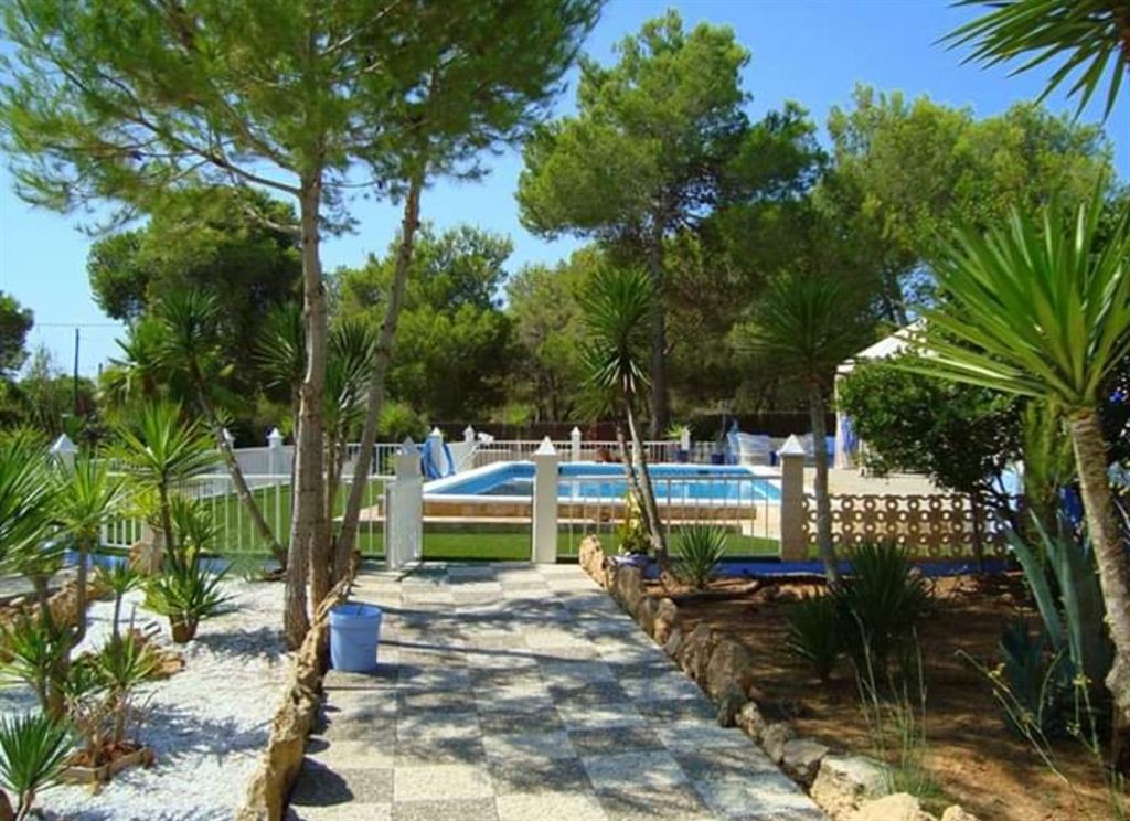 Huis met grote tuin en zwembad in Es Porroig te koop