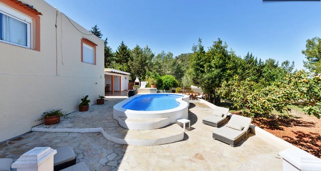 Geweldige villa met zwembad en tuin in Cala conta te koop