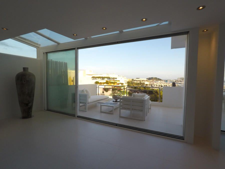 Luxe penthouse voor de jachthaven op Ibiza