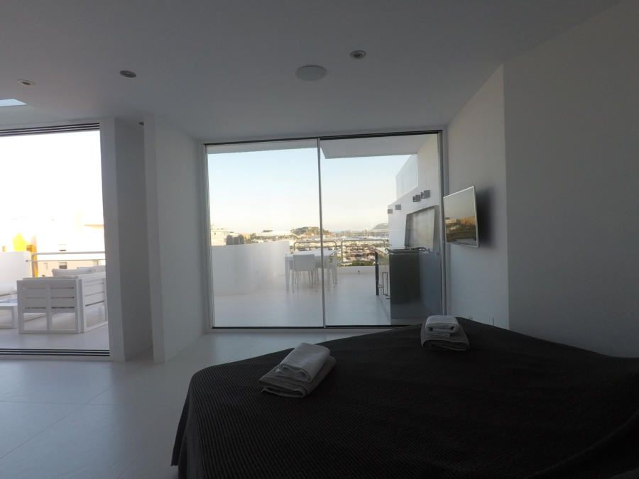 Luxe penthouse voor de jachthaven op Ibiza