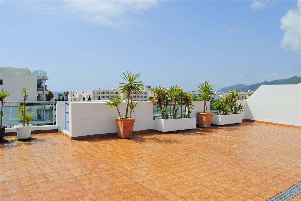 Penthouse in perfecte staat dicht bij het strand in Santa Eulalia met gedeeltelijk uitzicht op zee