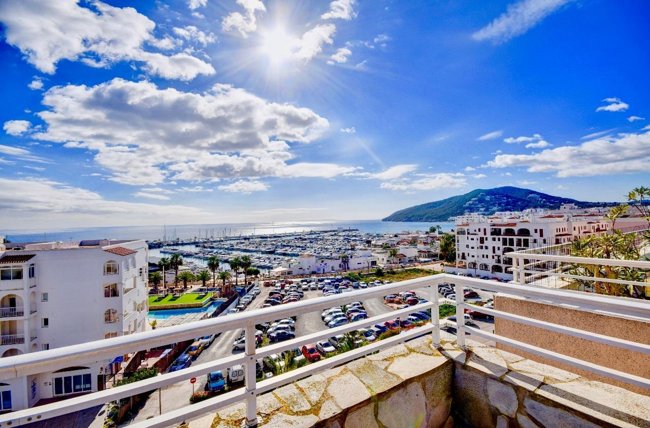 Prachtig penthouse met een prachtig uitzicht op zee te koop in Santa Eulalia