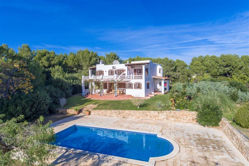 Schitterende traditionele villa in Ibiza-stijl te koop in Sant Carles de Peralta