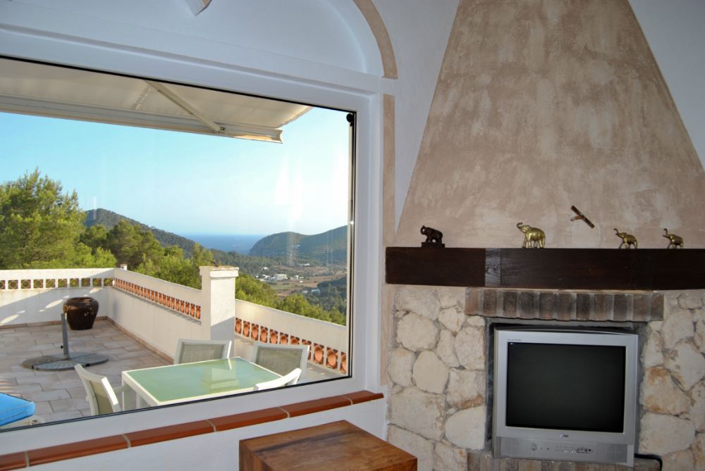 Gezellige hut op de bergen met prachtig uitzicht op de zee en de vallei in Cala Llonga
