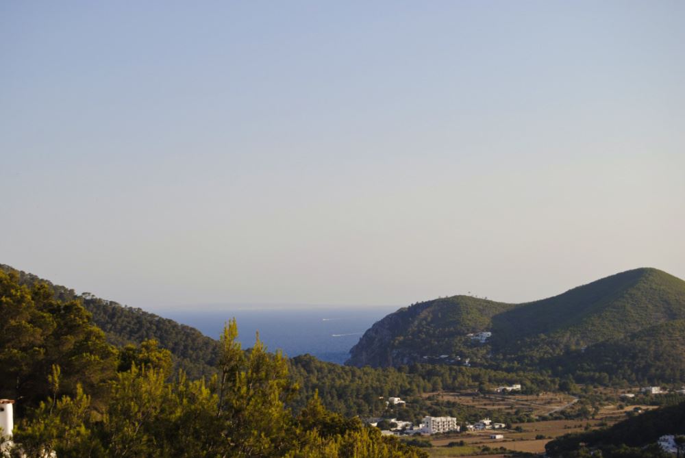 Gezellige hut op de bergen met prachtig uitzicht op de zee en de vallei in Cala Llonga