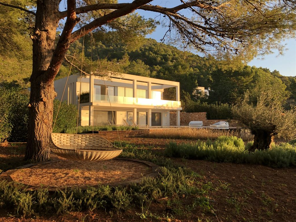 Moderne villa met prachtig uitzicht op zee in de buurt van Es Cubells