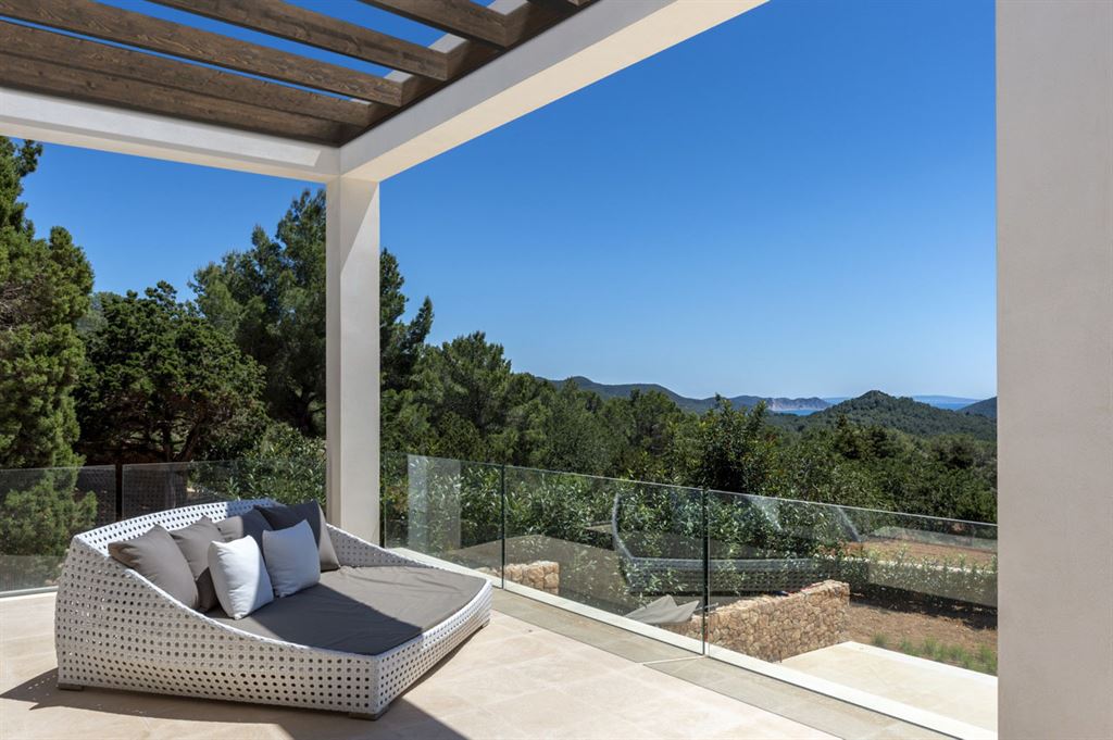 Moderne villa met prachtig uitzicht op zee in de buurt van Es Cubells